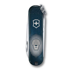 VICTORINOX - Victorinox 0.6223.2LEO Classic SD Zodiac Signs 58mm Çakı, Aslan Burcu (1)